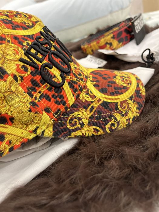 Оригинални шапка и колан Versace Jeans Couture
