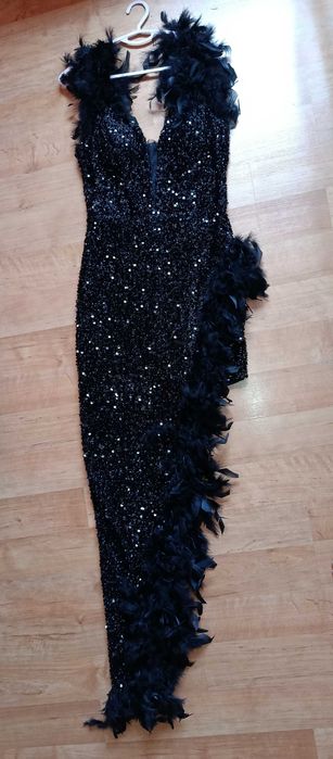 Черна рокля с пера