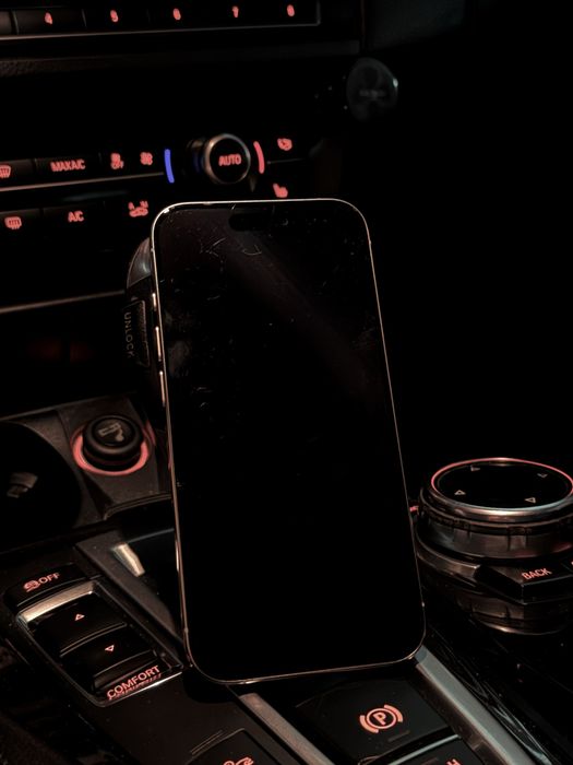 Vand iPhone 15 pro nu porneste