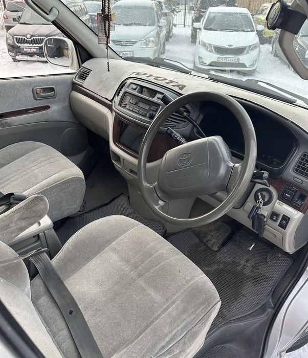 Toyota Regius бус семь мест