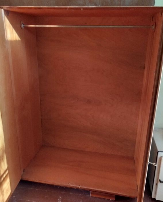 стара спалня, с 2 нощни шкафчета, трикрилен гардероб и тоалетка