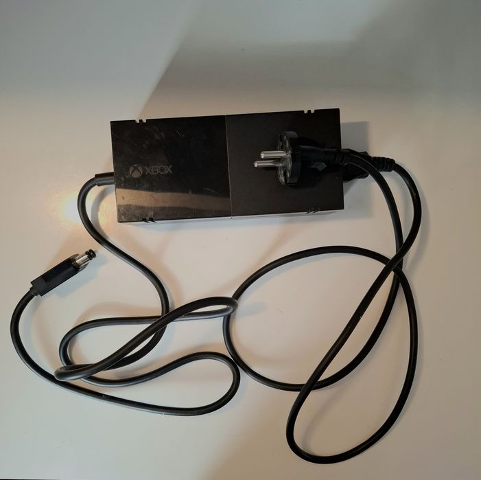 Consolă Xbox One + 1 Controller + 4 jocuri