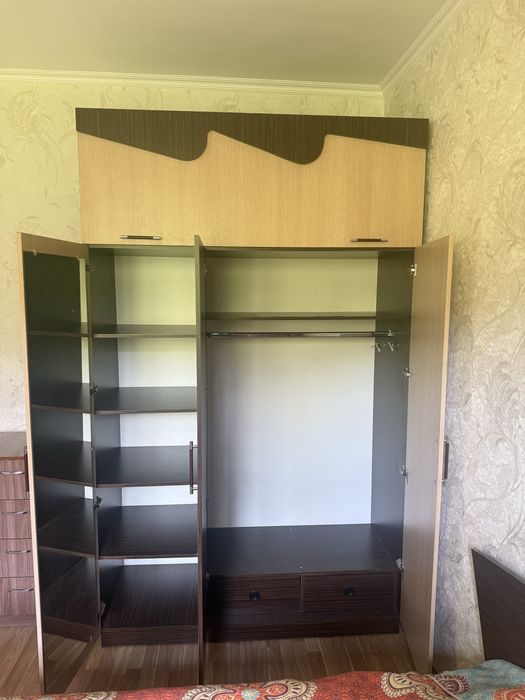 Продам спальный набор мебели