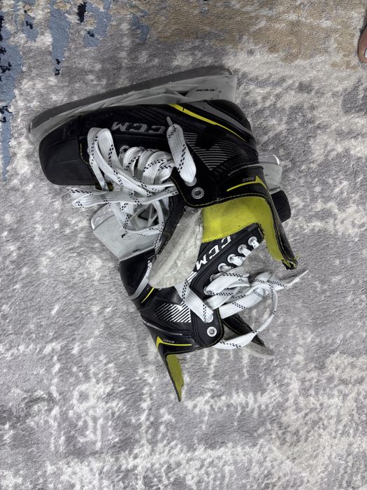 Продам коньки хоккейные 36р CCM
