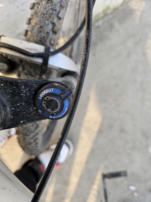 Bicicleta GIANT full carbon frâne pe disc cu cu lichid