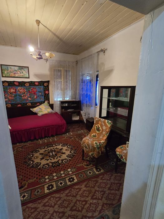 Casă la țară cu grădină mare și anexe, ideală pentru familie