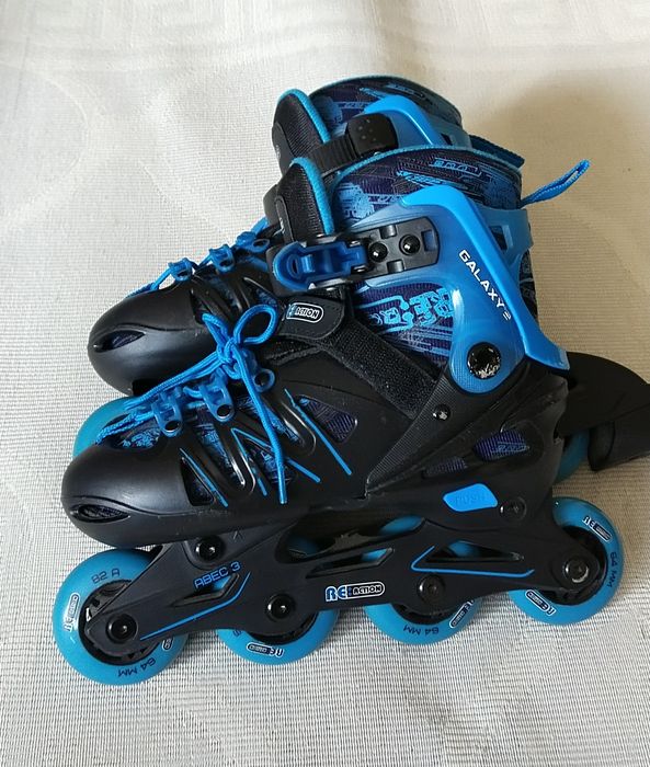 Роликовые коньки и комплект защиты.