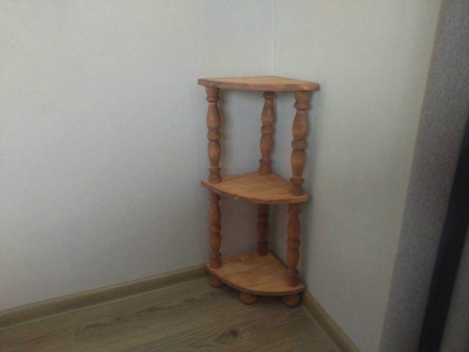 Ъглова етажерка със струговани орнаменти !!!