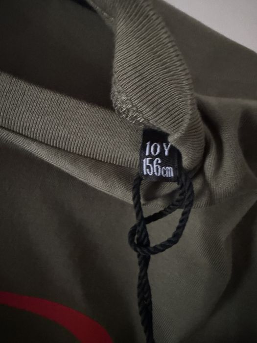 Tricou DIESEL Original pentru copii – Kaki cu logo roșu | 10 ani (156cm) | Nou cu etichetă