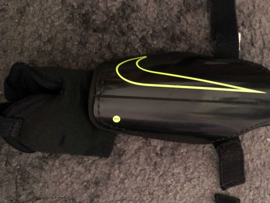 Футболни кори с предпазители за глезените NIKE (Използвани/Здрави)!