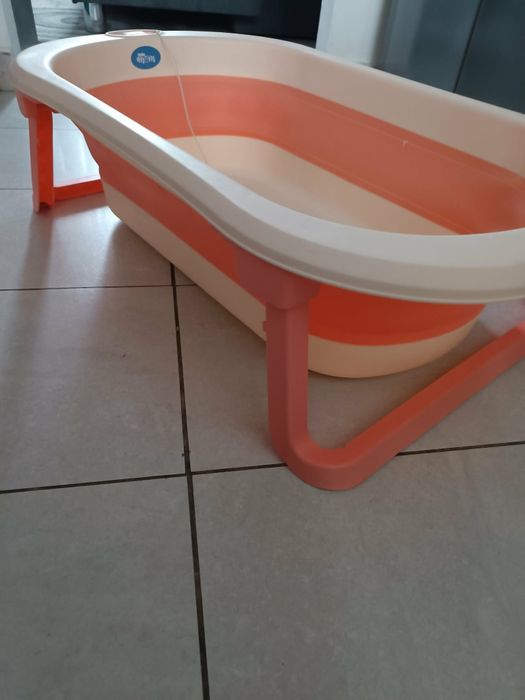 Cărucior copii, cădiță de baie și marsupiu bebeluși.