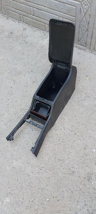 Мерседес Бенс W210 га бар, подлокотник билан прикуритель