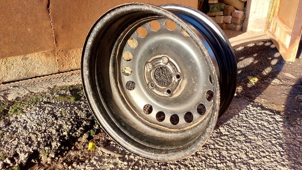 Продавам 1 брой железна джанта за Опел 16 цола