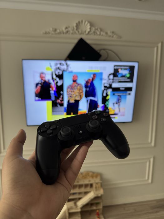 PlayStation 4 Pro 1TB + 3 геймпада