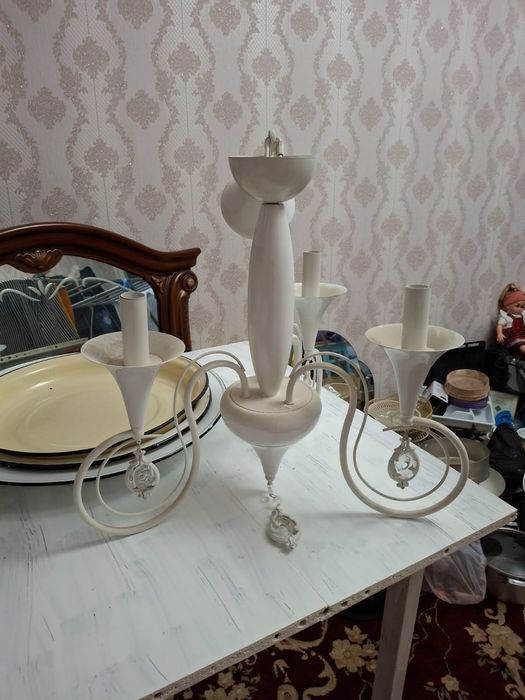 Люстра белый в хорошем состоянии