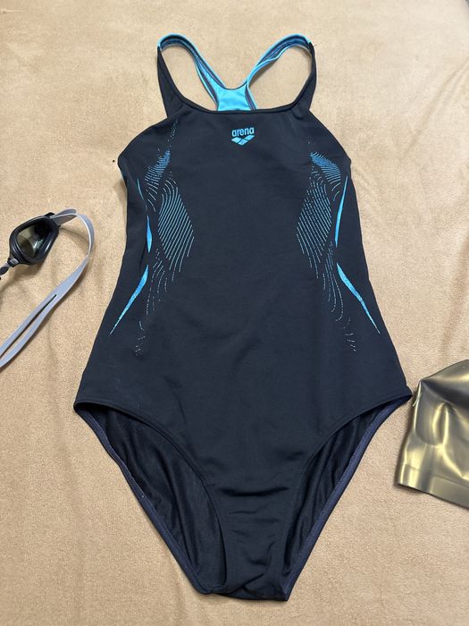 Продам купальник arena