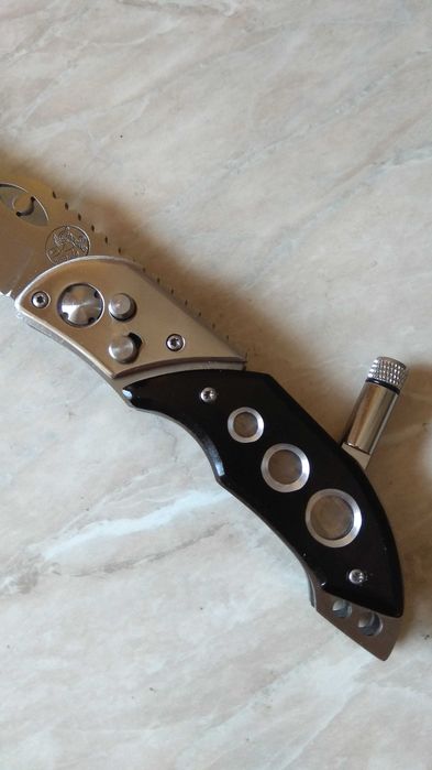 Автоматичен сгъваем нож с фенерче и калъфче