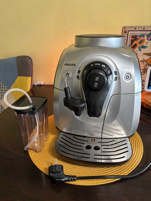 Кафе автомат Philips с капучинатор за приготвяне на капучино