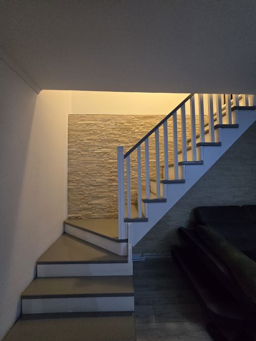 Vand scara de lemn,mana curenta,balustri,trepte,contratrepte.