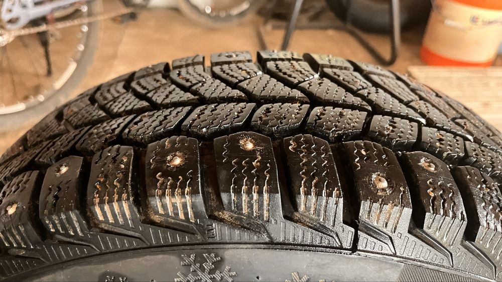 Продам косплект шин с титанкой