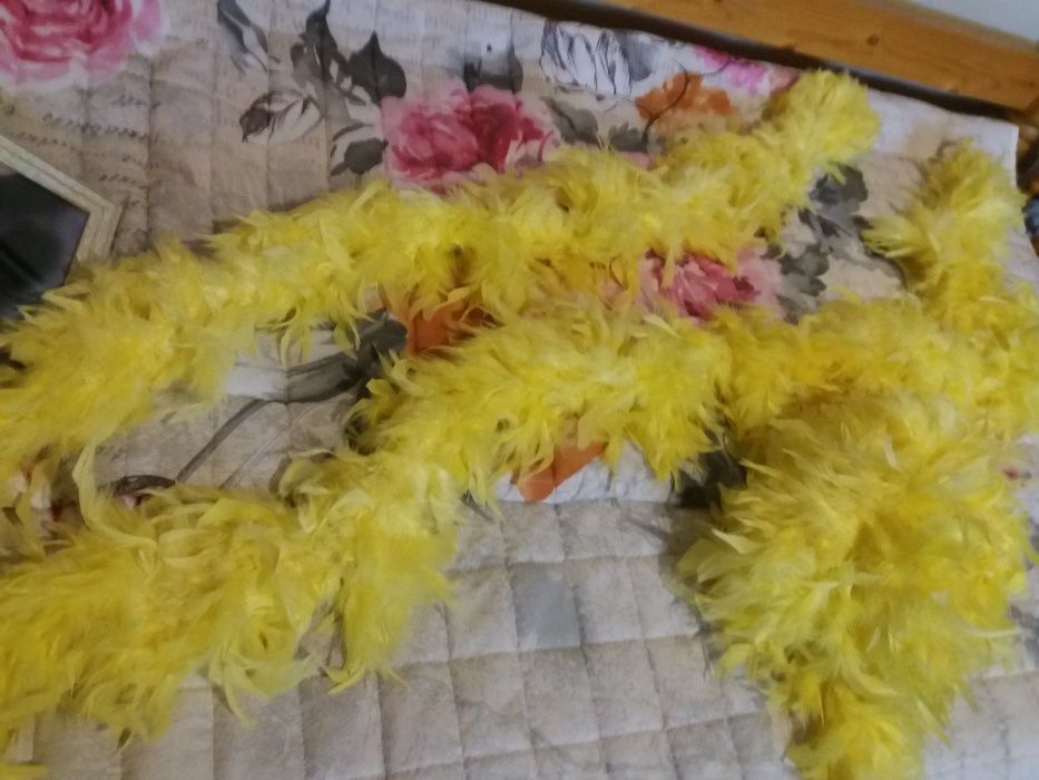 esarfa "boa" din pene galbene,pentrupetrecere,gradinita,halloween