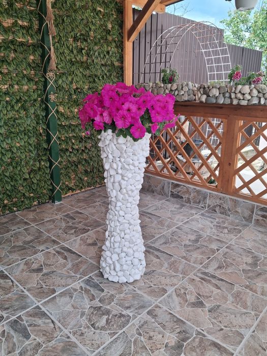 Suport decorativ din beton  pentru flori / ghiveci handmade cu pietre albe .