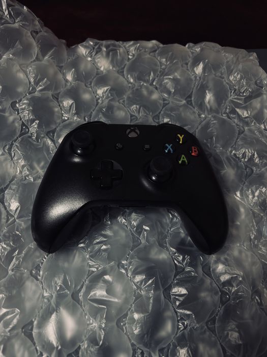 VÂND XBOX ONE X (foarte puțin folosit) +5 jocuri