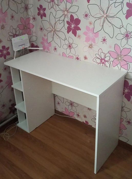 Письменный стол, для ноутбука и домашних заданий