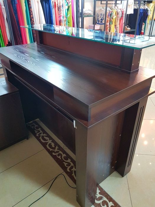 Касса или ресепшен добротный 200$