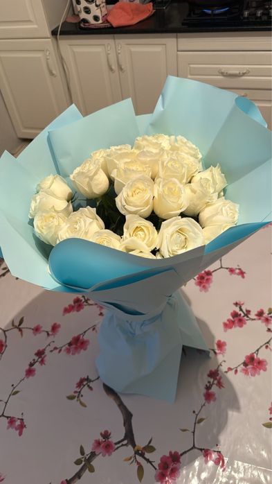 Свежие белые розы 25шт