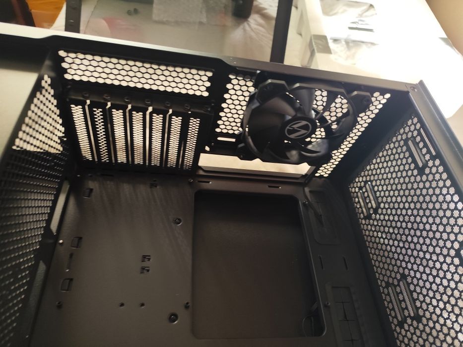 Продам корпус Lian Li Lancool 215