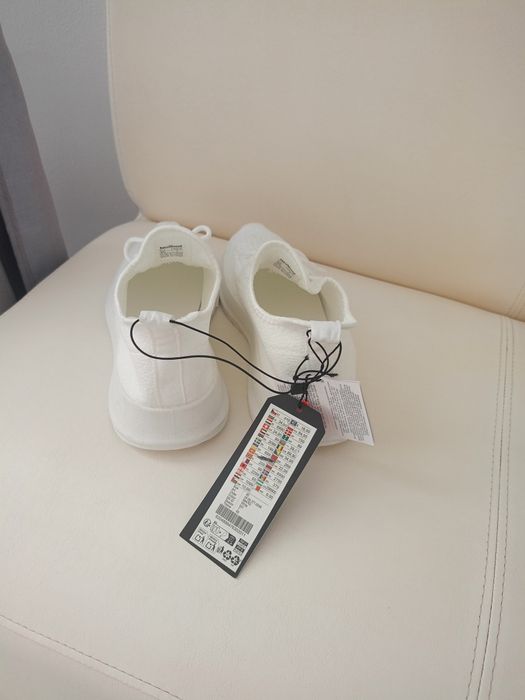 Vând pantofi sport mărimea 40,