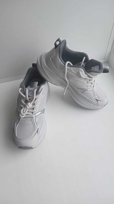 Продам новые кроссовки 3 пары