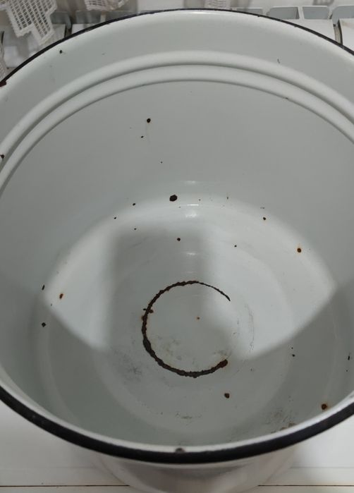 Кастрюля эмалированная б/у.