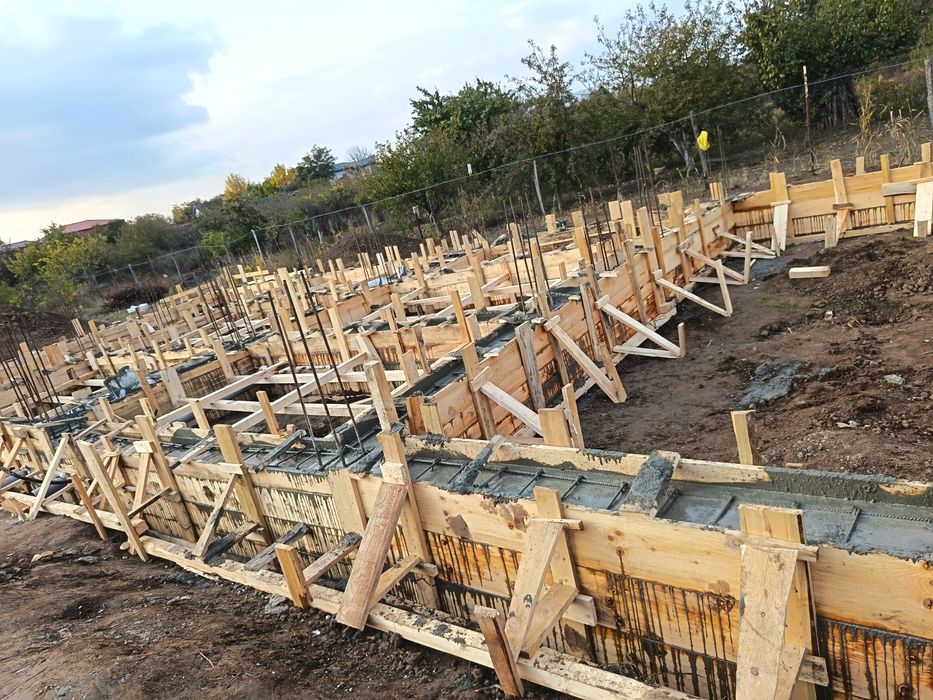 Construcții la roșu și finisaje