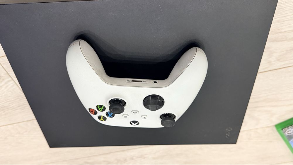 Продам Xbox one X 1 tb