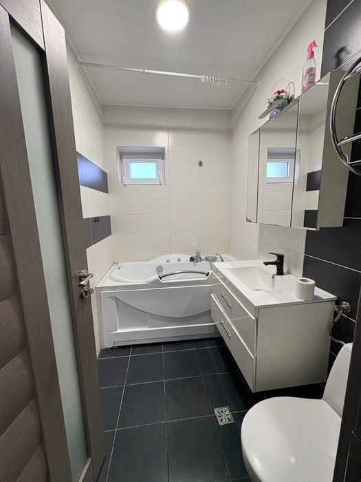 Inchiriez apartament 64 mp