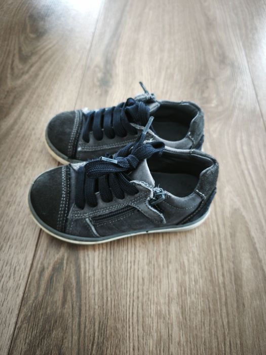 Vând papuci copii 24