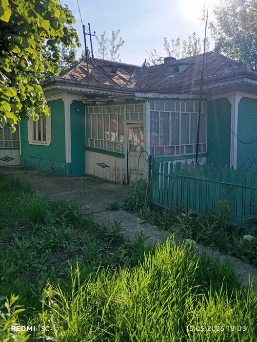 Casa bătrânească și teren de vanzare