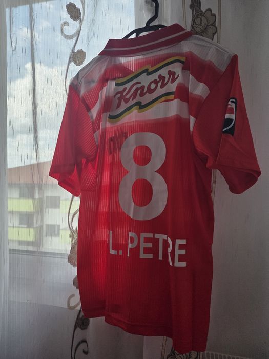 Vând tricouri de fotbal