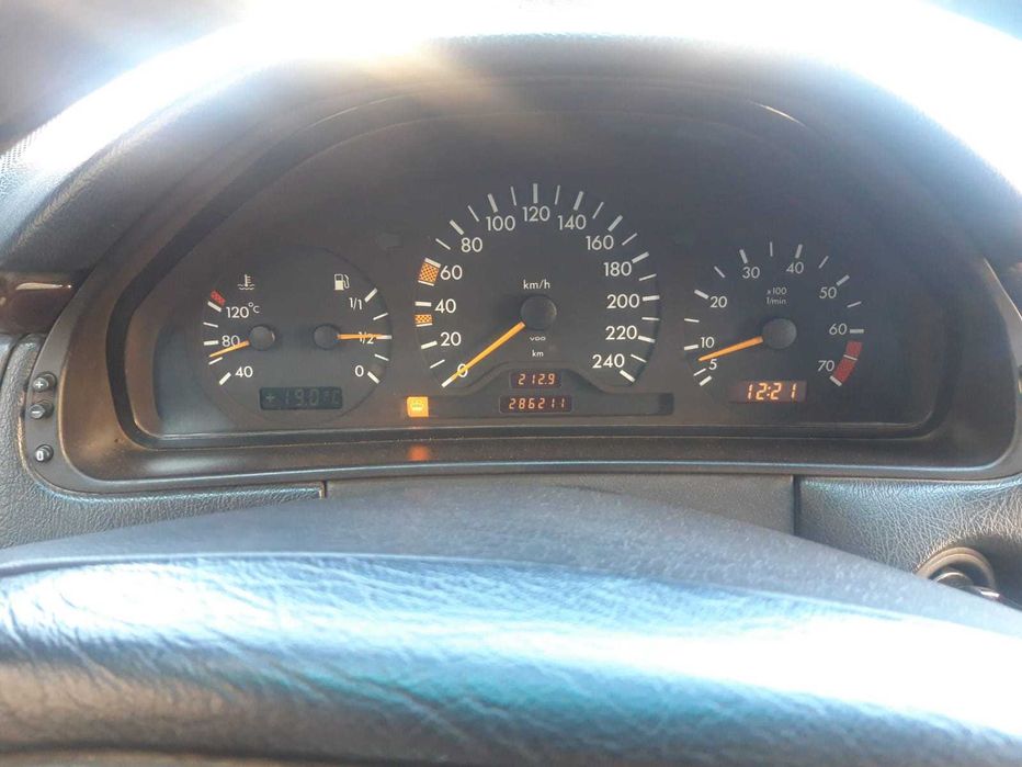 Мерседес Е 210 .