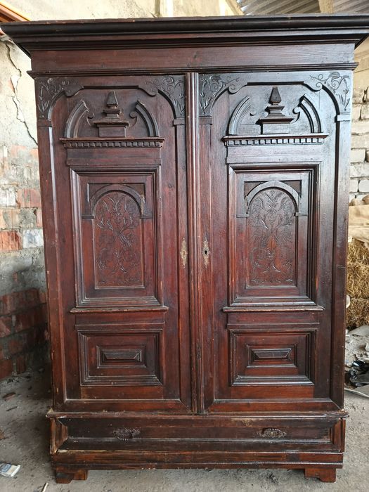 Dulap antichități restaurat