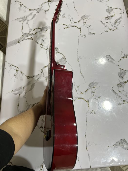 продам Гитару почти новая