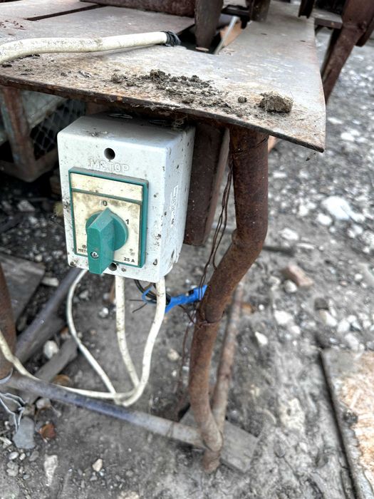 Masa cu Circular Abric de taiat lemne + Moara macinat cereale 220v