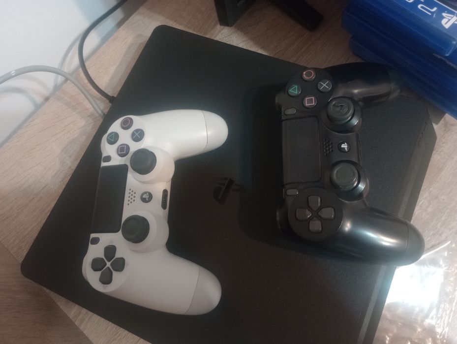 Vând PS4 Pro+două contolere+15 jocuri