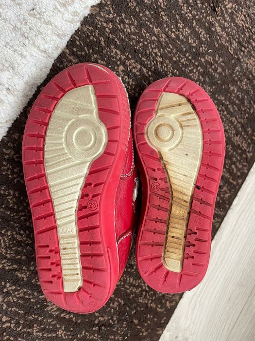 Vînd pantofi sport din piele naturala