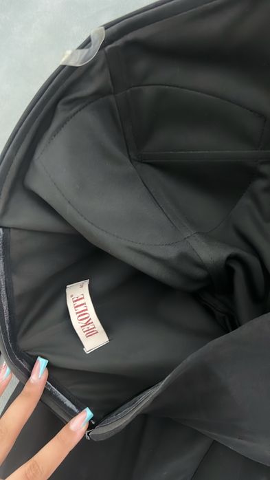Rochie elegantă lungă neagră cu perle și drapaj
