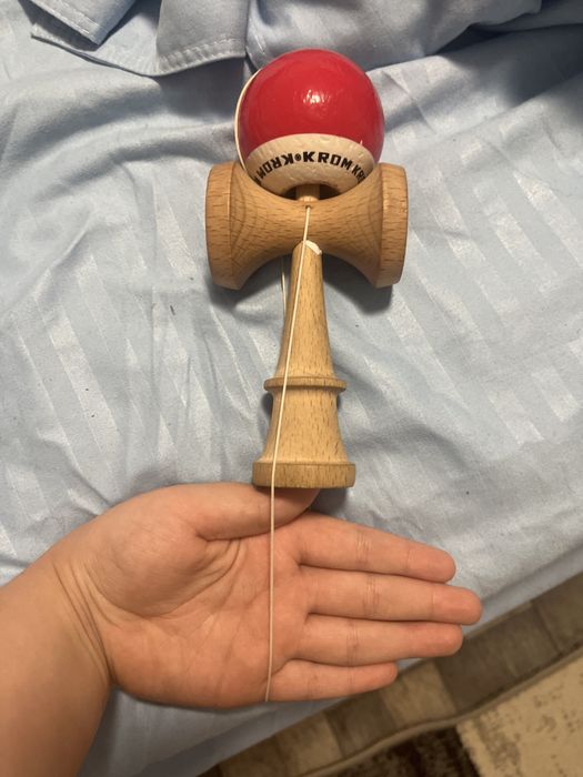 Kendama krom originala cu rulment are grip o dau si la schimb