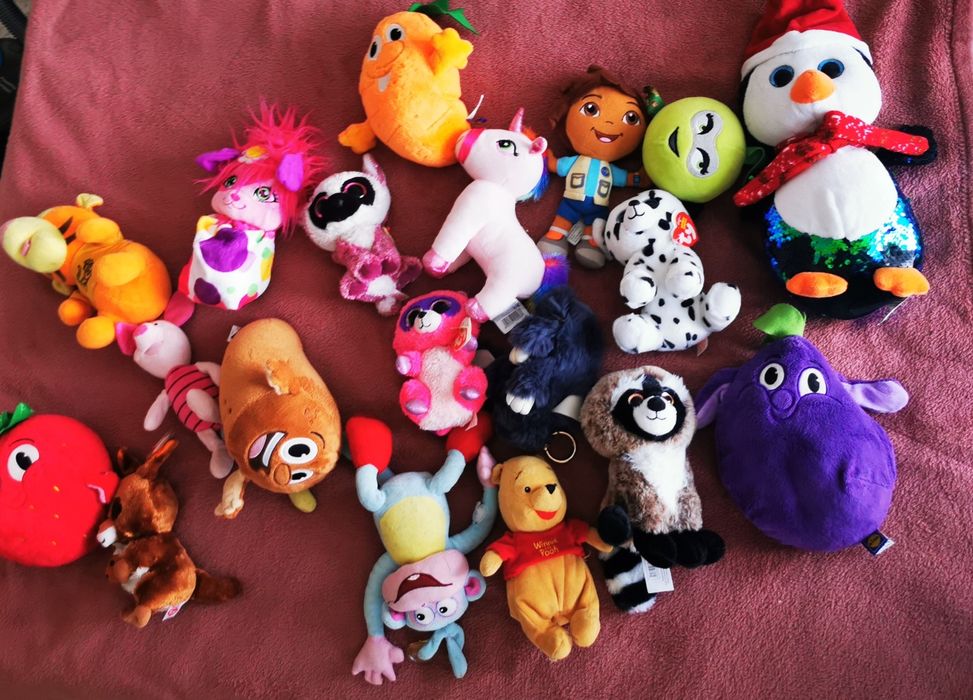 Подарявам плюшени играчки