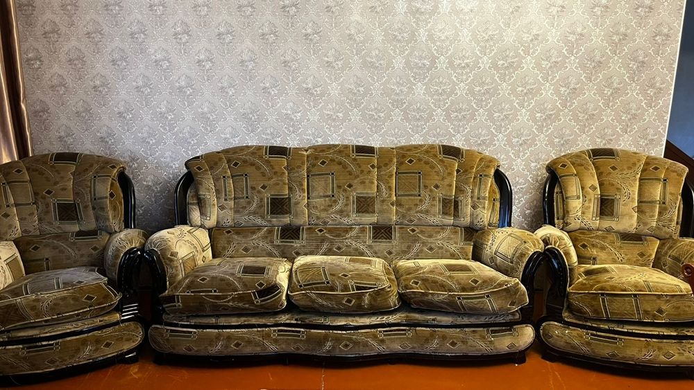 Продам диван и 2 кресла.